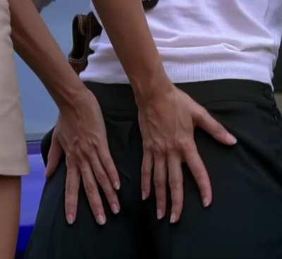 Gisele Bundchen checking out Jennifer Esposito's 