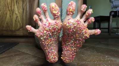 Long toes wide toe spread 