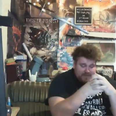 Ein gewisser Mod, nachdem er merkt, dass sein Dreckssub endlich mit schmackhaftem Mettcontent beliefert wird