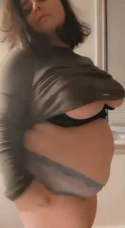 I love showing off my chubby milf body 🖤