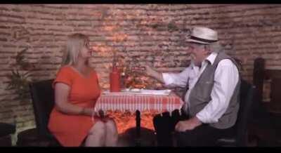 O değilde acaba kamera arkasında ne döndü de kadın kıyafetini değiştirdi?!?