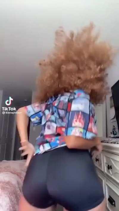 looks kinda heavy, i think she needs help 🍑