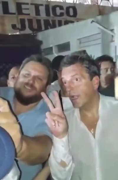 YO IBA A VOTAR A MASSA PERO VIENDO QUE ESTA ASI DE DROGADO COMO MARADONA CUANDO DEJABA EMBARAZADAS ADOLESCENTES EN CUBA
YO ME BAJO CHICOS YO VOTO PARA PRESIDENTE A MILEI