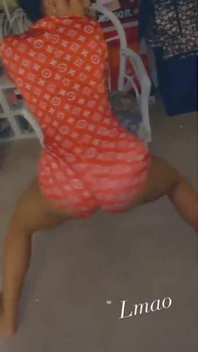 She know how to shake that ass🤤