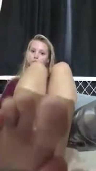 Who likes seeing my friends toes scrunch?