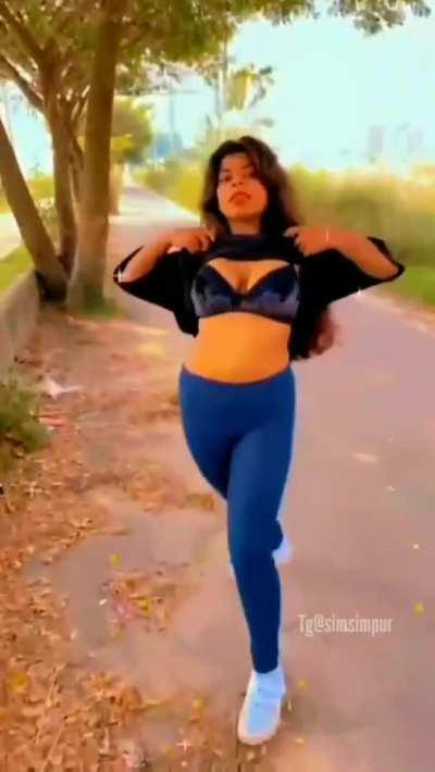 It was a golden time when she used to flash her jugs like this in public!!! 😍🤤🥵