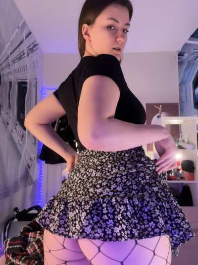 here to show off my curves and have a blast!