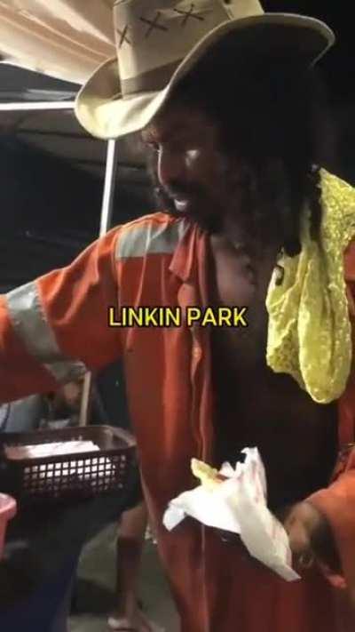 Pelo menos ele curte Linkin Park