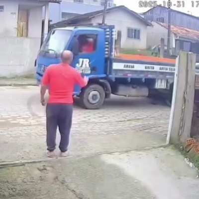 Dangerous accident by open carriage truck