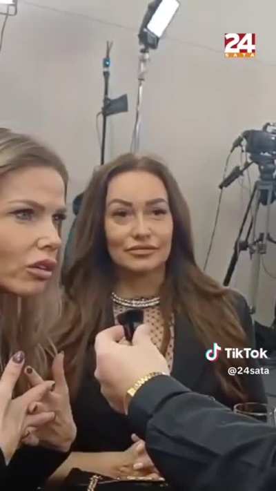 Mozak mi se uznojio dok pokušavam shvatiti što ova plastika želi reći.