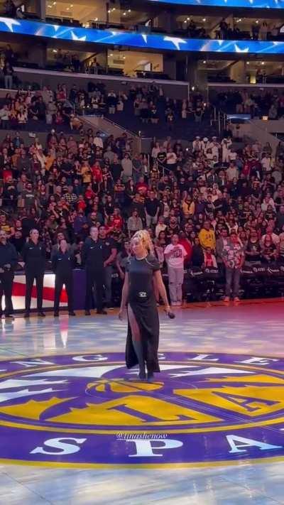 🇺🇸🎤 Tinashe Performed the National Anthem Before the LA Sparks Game 🏀