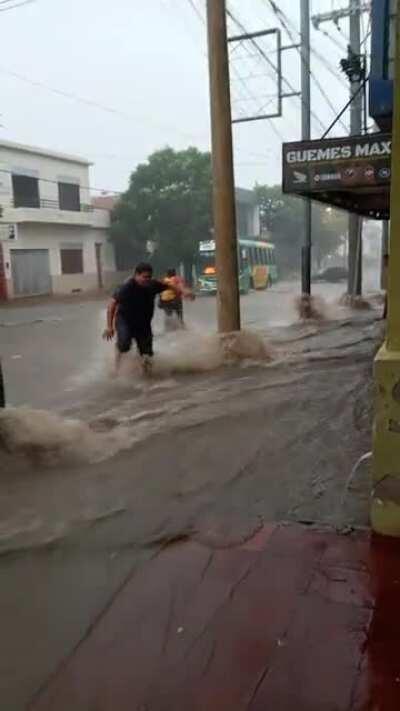Tormenta en Catamarca se lleva una moto