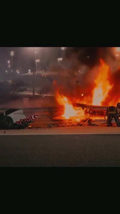 4 yıl önce bugün 2020 Bahrein GP’sinde Grosjean 53g kuvvetiyle bariyerlere girdi. yüksek derece alevlerin içinde 1dkdan fazla kaldı ve sadece elleri yandı. ‘yanan aracın içinde sıkıştım aklıma küçük kızım geldi ve son bir hırsla kendimi dışarı atabildim.’
