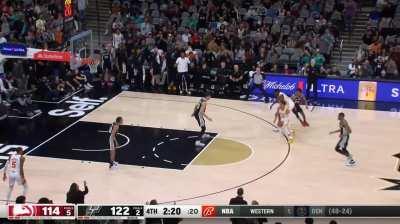 [Highlight] Keldon Johnson gets a face full of ass during live-play