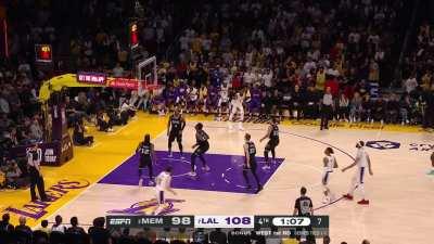 [Highlight] D'Angelo Russell with the dagger to seal the win for the Lakers.