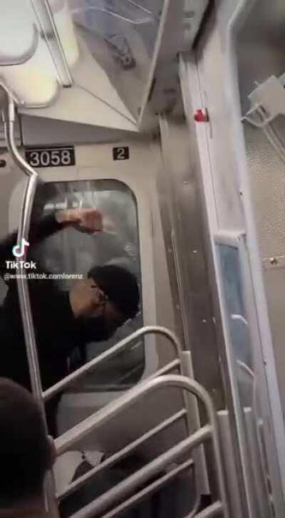 黄皮让黑爹暴打 洋爹边吃爆米花边欣赏