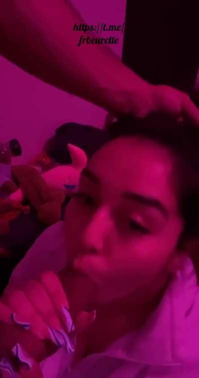 She uses her face as a pussy