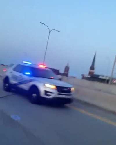 Biker showing his a** to the police 