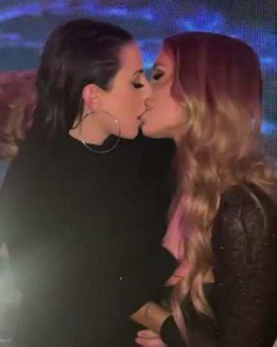 On stage hot makeout