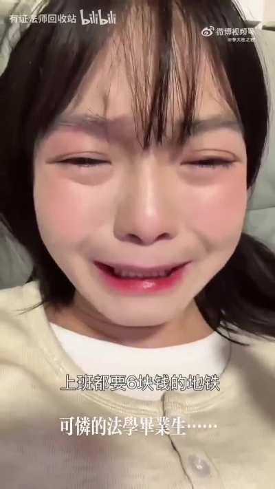 4月3日，重庆。一名法学毕业生崩溃表示，工资2500元，社保扣除了1800，到手700元，日薪30多元。