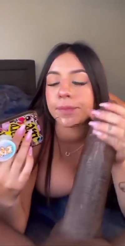 Namorada chupa um pauzão de um negão enquanto fala no telefone com o namorado