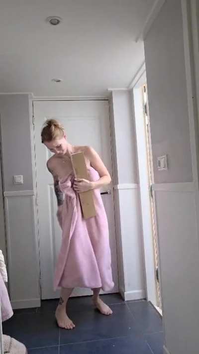 Flashing my ginger tits to the delivery guy as my towel drops