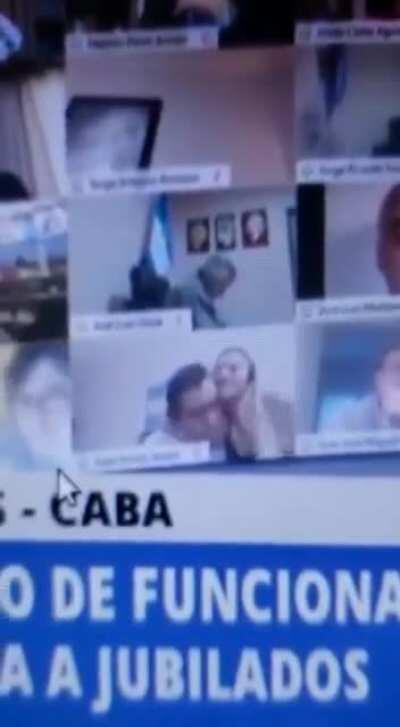 Acá un diputado nacional en plena reunión de comisión, se puso 