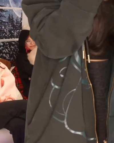 Rae in leggings 😍