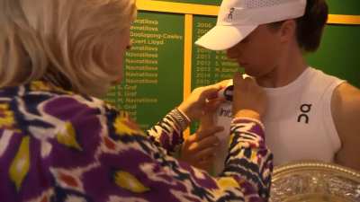 Iga's reaction after seeing her name on the Honours board was so cute!😊