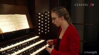 How a pipe organ works