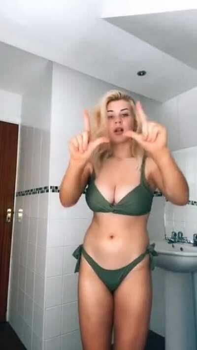 Bathroom Bikini Dance 👙🛁