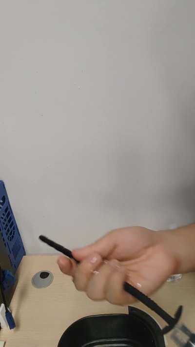 First, fully lubricate the sounds from the inside to the outside, and then insert them slowly. If there is any obstruction during the insertion process, you can quickly inject the sterile lubricant prepared in advance. The side hole design will work, allo