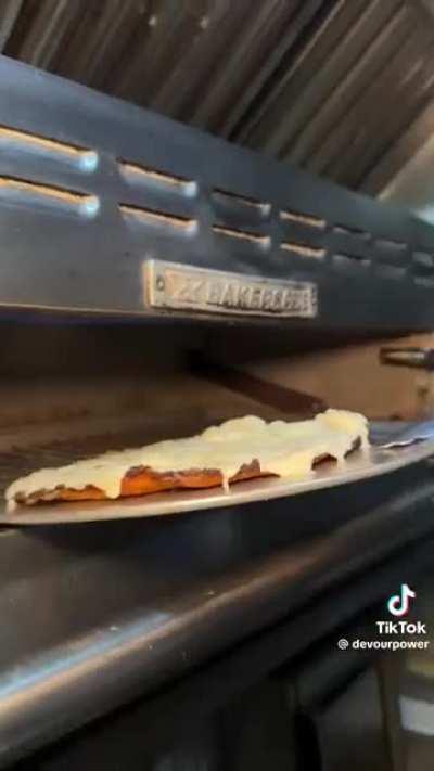 Es una mila de pollo o una pizza?