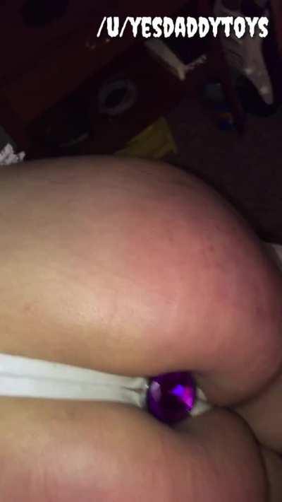 You can see her butthole twitch after every spank 💎