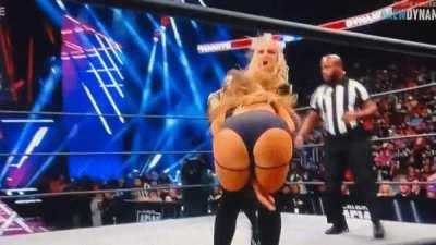 Anna Jay vs Julia Hart