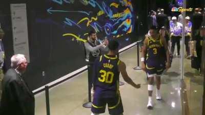 [Highlight] Jordan Poole is seen mocking Steph as he awaits at the Warriors tunnel, by mimicking his mouth piece throw that led to him getting ejected from the game!