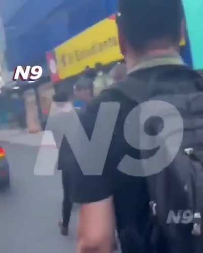 El periodismo imparcial de A24 intenta forzar la puerta y le pega una patada a la camioneta de la comitiva oficial de LLA.