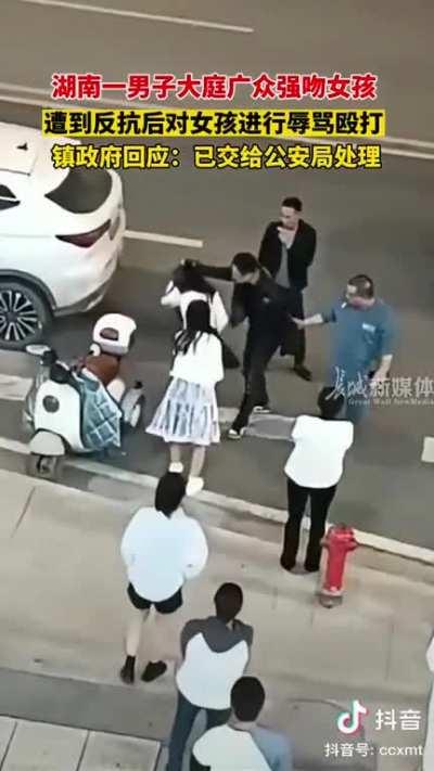 April 8th, in ShaoYang (HuNan), a man beat up a girl after sexual harassment attempt