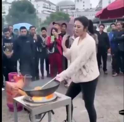 Mona china cocinera y gótica?