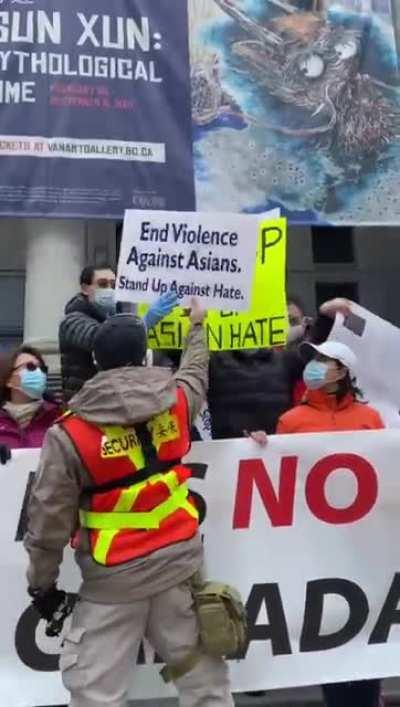 Still relevant today especially for what happened in London's Chinatown. Dated back in March 28 2021, one brave fellow held up a sign to hold CCP accountable for the spread of the virus. Then one of the so called 