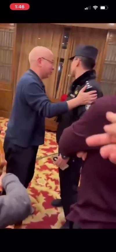 一警察出现在北大法学院教授聚餐现场，企图将一人带走问话，遭到其他教授的强烈反对