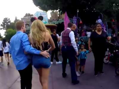 [#RareVideo] Peyton List in Disneyland with Cameron Monaghan September, 2017