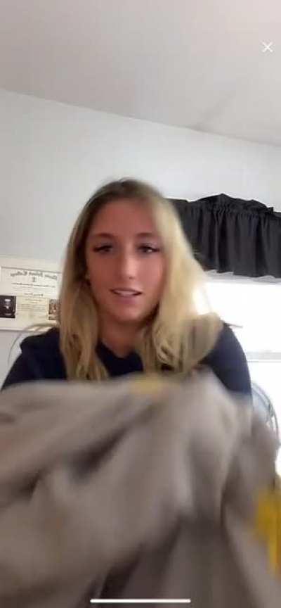 Yes finally caught a nip slip from her😍