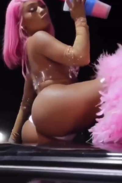 Saweetie twerk