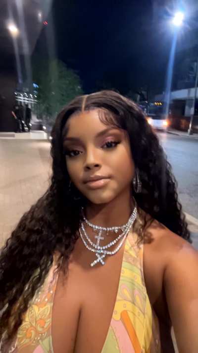 You see me Outside. What’s your pickup line? 💁🏽😌