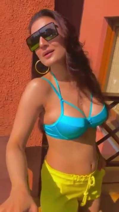 She Just Wants You to Focus on The Boobs