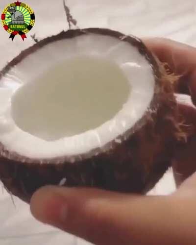 Baiatu traieste pe picior mare, bea mango