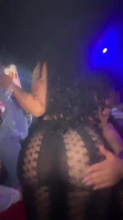 Ari‘s mf literally be clapping