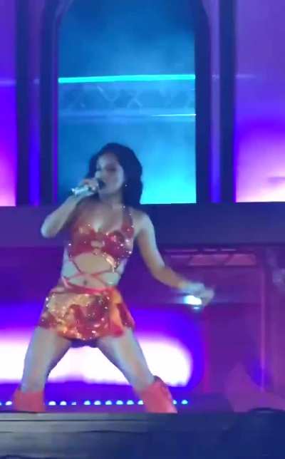 Becky performing Mayores at the Dale Mixx Festival in Mexico 
