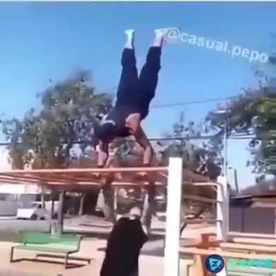 Esse e o motivo do luba ser crossfiteiro/não ligue para a marca d'água do zapee e pq eu postei nele antes de conhecer o luba aí eu tava revendo meus vídeos que eu tinha postado e pensei em postar